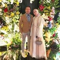 Presenter Fenita Arie tampil dengan dress rancangan Ayu Dyah Andari di pesta pernikahan Roger Danuarta dan Cut Meyriska. Dress dengan warna nude itu terlihat mewah dengan detail tulle pada bagian rok dan dipermanis dengan ikat pinggang. Foto: Instagram
