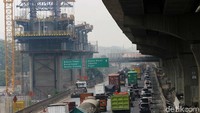 Kota ini juga sudah ikut dalam proyek LRT dan Terdapat proyek Tol Layang Jakarta Cikampek.