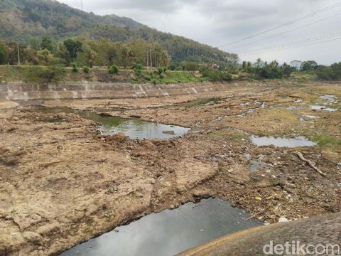 Bermain di Dasar Sungai Citanduy Banjar yang Mengering Saat Kemarau