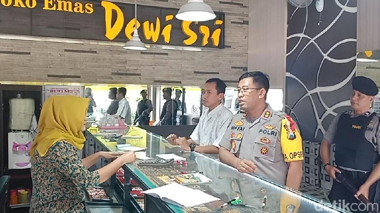 Sebelum Merampok, Terduga Teroris Intai 2 Hari Toko Emas Sasarannya Sebelum Merampok, Terduga Teroris Intai 2 Hari Toko Emas Sasarannya