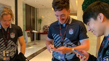 Persiapan sebelum mengikuti turnamen The International 2 di Shanghai. Mereka akhirnya keluar sebagai pemenang berhasil menundukkan Liquid yang merupakan juara TI 2017 dengan skor 3-1. Tim OG pun menjadi yang pertama dua kali berurutan memenangkan turnamen The International. Foto: Instagram