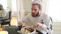 Terakhir tak lengkap rasanya bagi PewDiePie, jika tidak menyantap hidangan meatball yang khas dari negaranya berasal, yaitu Swedia.  Foto: Istimewa/Instagram @pewdiepie