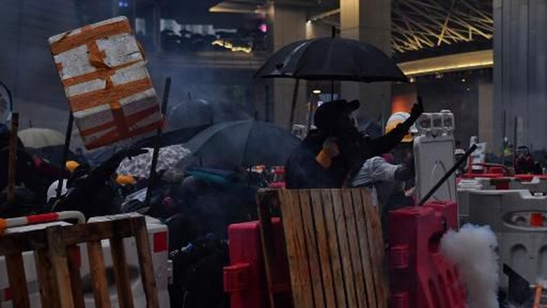 Pertama Kali, Polisi Hong Kong Letuskan Tembakan di Aksi Demonstrasi Pertama Kali, Polisi Hong Kong Letuskan Tembakan di Aksi Demonstrasi