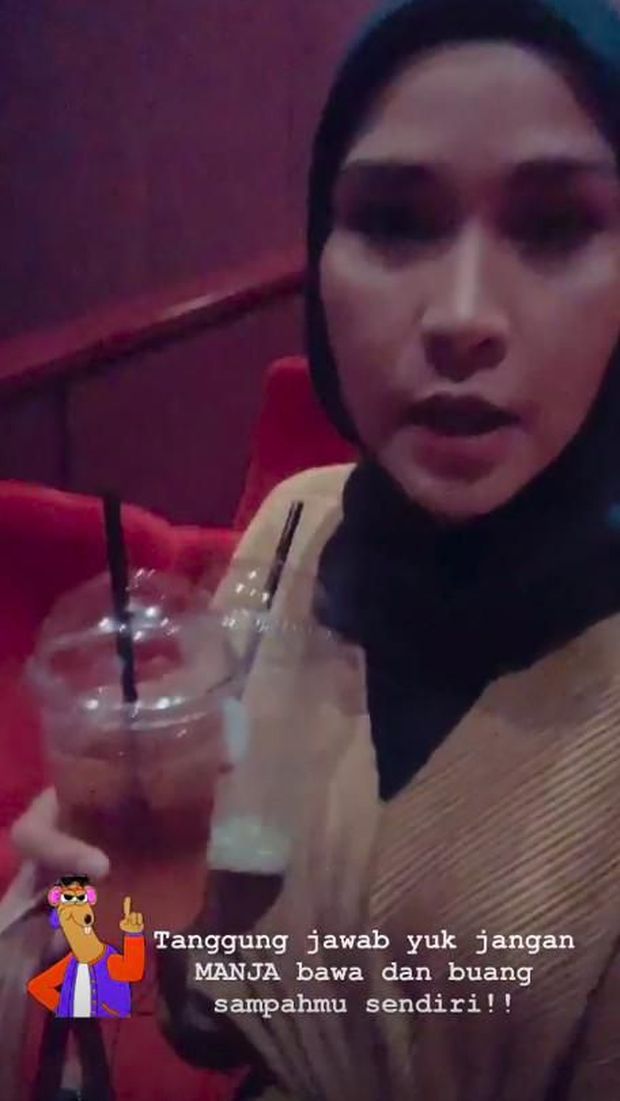 Lihat Sampah Berserakan di Dalam Studio XXI, Zaskia Mecca Kesal 