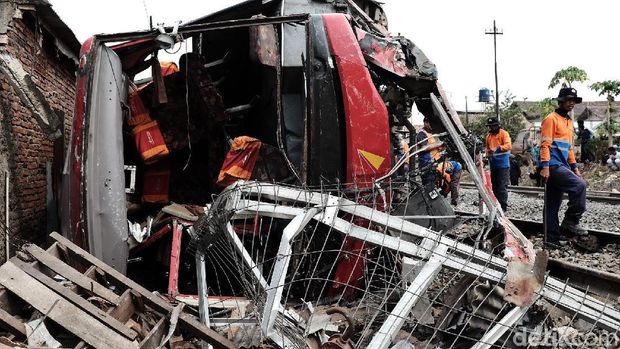 Bus Angkutan Buruh Pabrik Ringsek Ditabrak Kereta Api di Karawang