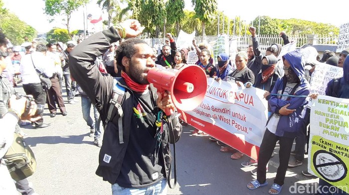 Mahasiswa Asal Papua Gelar Aksi di Monumen Mandala Makassar
