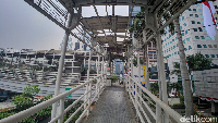 JPO ini terintegrasi dengan Halte TransJakarta Dukuh Atas 1 dan Dukuh Atas 2. Atap JPO yang bolong-bolong ini dikeluhkan pengguna jalan yang melintas. Kondisinya dianggap kurang memadai. 