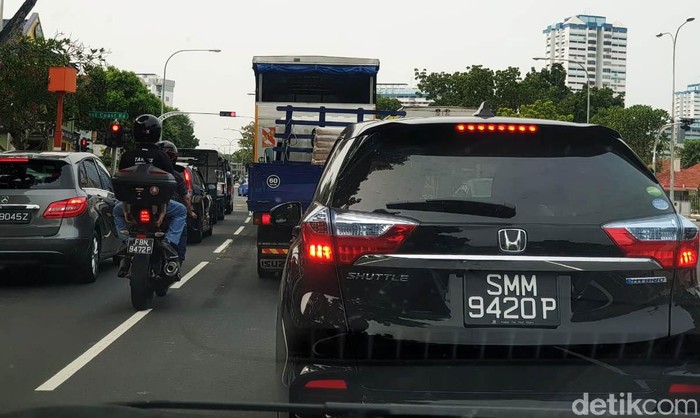 Singapura dikenal sebagai negara dengan  kondisi jalan raya yang bersih dan bebas dari momok menakutkan bernama kemacetan. Bagaimana kondisi di hari Senin?