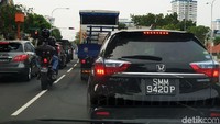 Di Singapura sendiri, populasi mobil bisa dikatakan tidak terlalu banyak. Sebab usia mobil di sini dibatasi sampai 10 tahun. Kendati bisa diperpanjang hingga maksimal 20 tahun lagi, pemerintah Singapura menerapkan pajak yang besar untuk setiap perpanjangan Certificate of Entitlement (CEO).