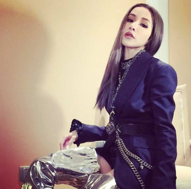 Elva sebelumnya berkencan dengan pegolf profesional Michael Chen yang 12 tahun lebih muda, pengusaha Elroy Cheo yang 6 tahun lebih muda, dan penyanyi Kai Ko yang 12 tahun lebih muda. Foto: Facebook