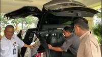 Arcandra dan Djoko yang penasaran langsung melihat bentuk konektor pengisi daya mobil Silver Bird usai dibukakan Adrianto.