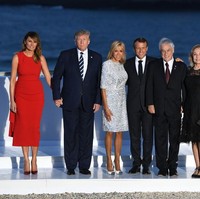 Turut menyempurnakan gayanya, stiletto bernuansa merah metalik keluaran Christian Louboutin. Situs Breitbart mengabarkan, sepatu yang sama juga sempat menemani penampilan Melania Trump April lalu. (Foto: Getty Images)