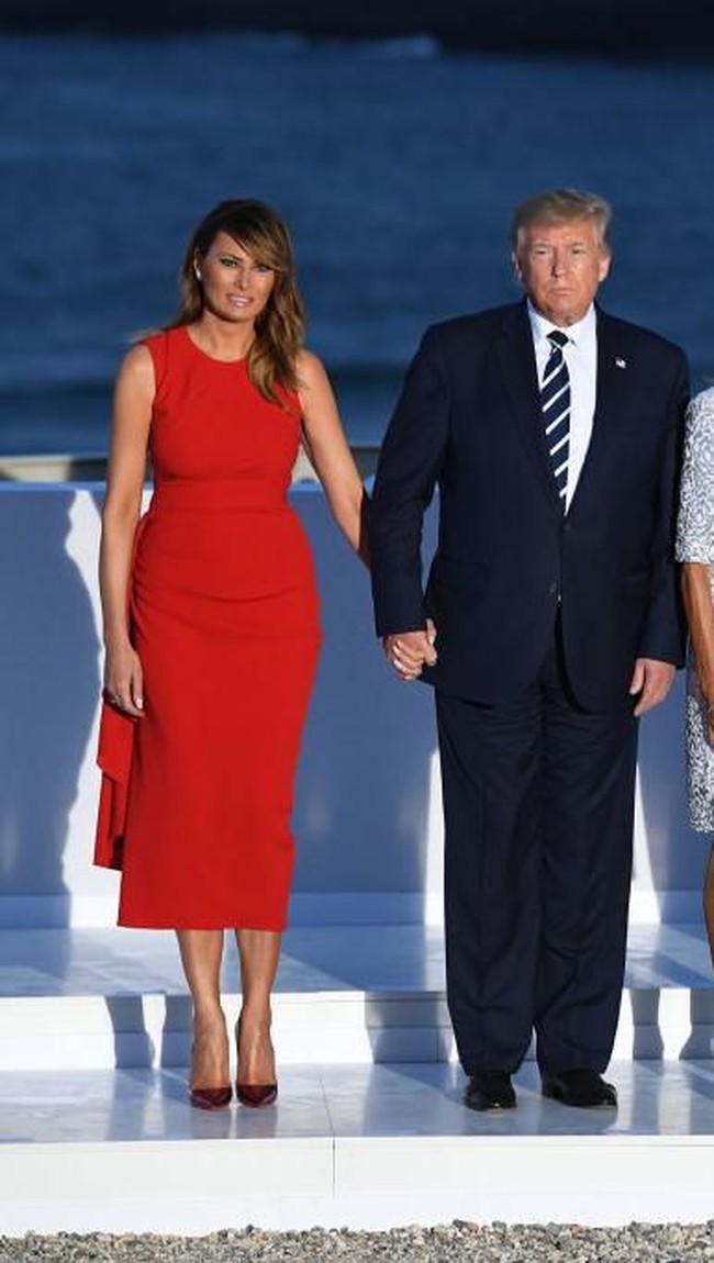 Turut menyempurnakan gayanya, stiletto bernuansa merah metalik keluaran Christian Louboutin. Situs Breitbart mengabarkan, sepatu yang sama juga sempat menemani penampilan Melania Trump April lalu. (Foto: Getty Images)