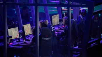 Para pemain ini sudah malang melintang di jagat Dota dan latihan terus tanpa lelah agar menjadi yang terbaik di dunia. Foto: Reuters