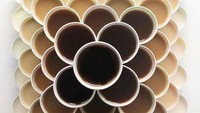 Cangkir-cangkir berisi kopi ini juga disusun menyerupai piramida. Warna kopi yang paling atas berwarna hitam dengan warna kopi yang paling bawha berwarna coklat muda. Foto: Istimewa
