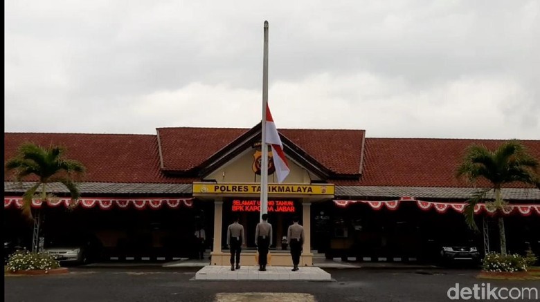 Belasungkawa Ipda Erwin, Polisi Tasik Kibarkan Bendera Setengah Tiang Belasungkawa Ipda Erwin, Polisi Tasik Kibarkan Bendera Setengah Tiang