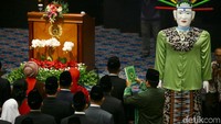 Para anggota DPRD DKI Jakarta yang baru membacakan sumpah jabatannya.