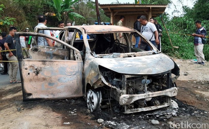 Sebuah mobil jenis MPV terbakar di tepian jalan Kampung Bondol, Desa Pondokasotengah, Kecamatan Cidahu, Sukabumi, sekitar pukul 12.30 WIB, Minggu (25/8/2019). Setelah api padam, ditemukan dua mayat yang hangus terbakar.