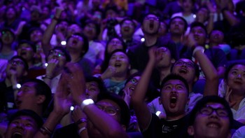 Penonton pun merayakan kemenangan mereka. Foto: Reuters