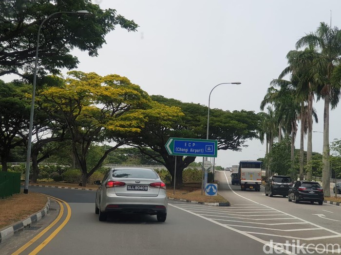Singapura dikenal sebagai negara dengan kondisi jalan raya yang bersih dan bebas dari momok menakutkan bernama kemacetan.