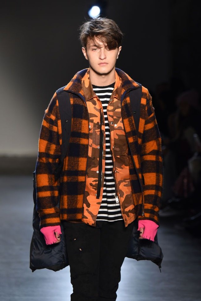 Anwar HadidBegitu juga dengan adik bungsu Hadid bersaudari, Anwar. Pacar Dua Lipa tersebut juga mengunggah serangkaian postingan setiap harinya untuk menyerukan pembebasan Palestina. Solidaritasnya pada Palestina juga terlihat dalam postingan terbaru. Pria yang juga terjun ke dunia modeling ini menyanyangkan bagaimana Israel membuat orang-orang di sana menderita. Kapan manusia akan lebih penting dari uang dan kekuasaan? tulisnya. Foto: Getty Images