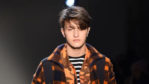 Dituduh Nyolong Airpods, Pacar Dua Lipa Ribut di Depan Kedai Kopi