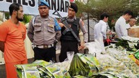 Jajaran Satres Narkoba Polres Banjar mengungkap peredaran jamu palsu. Sedikitnya 300 ribu kapsul dan seorang tersangka bernama Slamet Hidayat (38) warga Cilacap diamankan.
