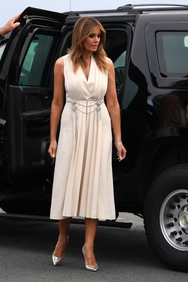 Sehari sebelumnya ketika tiba di Biarritz, Melania muncul dalam balutan gaun krem berbelahan dada rendah dari Gucci. Gaun tersebut dihiasi sabuk silver bergaya klasik. (Foto: Getty Images)