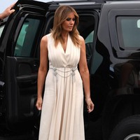 Sehari sebelumnya ketika tiba di Biarritz, Melania muncul dalam balutan gaun krem berbelahan dada rendah dari Gucci. Gaun tersebut dihiasi sabuk silver bergaya klasik. (Foto: Getty Images)