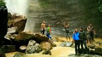 Selain pantai dan pulau, Kabupaten Penajam Paser Utara juga punya Air Terjun Tembinus d Kelurahan Maridan, Kecamatan Sepaku. Berlokasi di tengah hutan, air terjun ini punya tinggi sekitar 20 meter (Visit Kaltim)