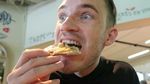 Tembus 100 Juta Subscriber, Ini Serunya PewDiePie Saat Makan Pizza