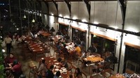Keramaian restoran saat makan malam. Sangat banyak pengunjung yang datang ke restoran instagramable ini. (Tasya/detikcom)