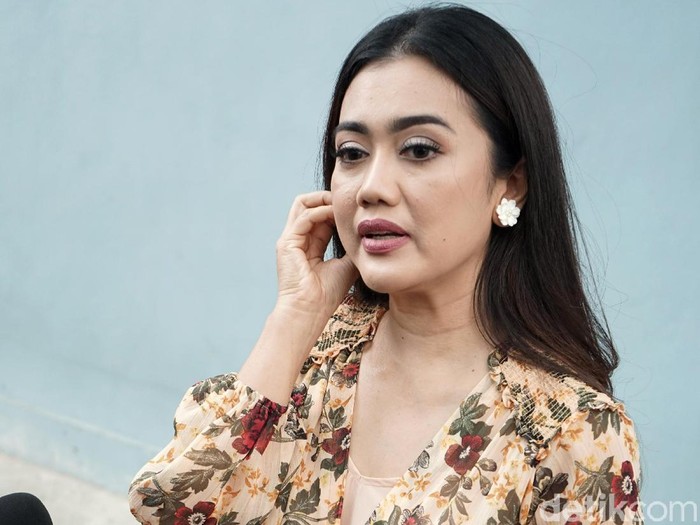 Nia Anggia, adik Julia Perez saat tiba di studio Trans TV.
