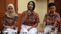 Tiga lainnya adalah Aysa Aurealya Maharani, Anggina Ravitri dan Rafli Yazid Akbar dari SMAN 2 Palangkaraya, yang menemukan khasiat kayu bajakah sebagai opsi penyembuhan penyakit kanker.