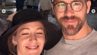 Ada di mana Blake Lively tampak merem. Dok. Instagram/vancityreynolds