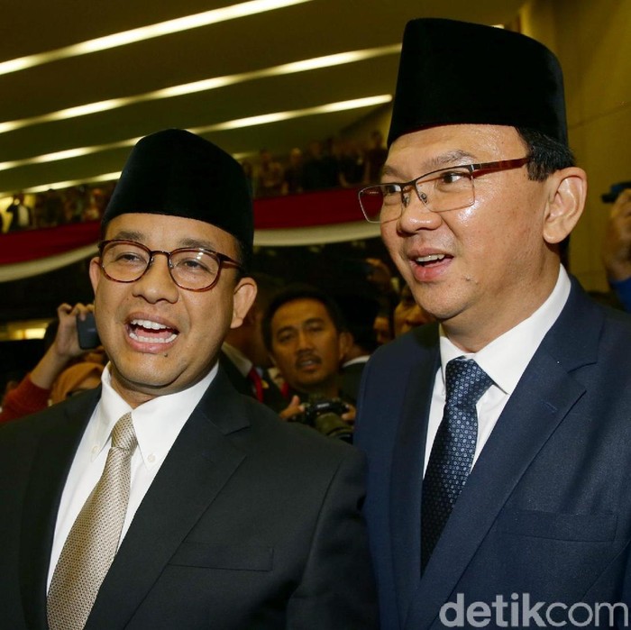 Gubernur DKI Jakarta Anies Baswedan menyalami Basuki Tjahaja Purnama (Ahok) dan Djarot Saiful Hidayat usai pelantikan anggota DPRD DKI baru.