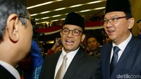 Mereka tampak saling melempar senyum.