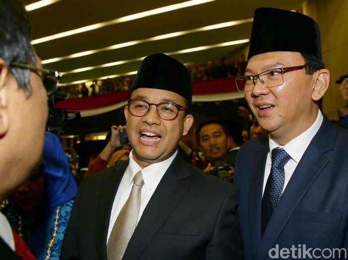Gubernur DKI Jakarta Anies Baswedan menyalami Basuki Tjahaja Purnama (Ahok) dan Djarot Saiful Hidayat usai pelantikan anggota DPRD DKI baru.