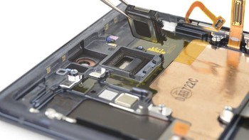 Earpiece speaker tersembunyi di balik layar. Foto: ifixit