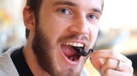 Memulai karirnya sejak tahun 2006 lalu, YouTuber yang terkenal dengan nama PewDiePie ini ternyata suka mencoba makanan-makanan ekstrem. Salah satunya kalajengking yang dimakannya langsung. Foto: Istimewa/Instagram @pewdiepie