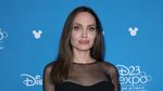 Angelina Jolie Kembali Tampil Seksi dengan Dress Hitam Transparan