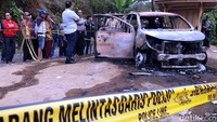 Kondisi mobil tampak hangus terbakar. Garis polisi juga dipasang di sekitar lokasi.