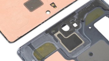 Setelah layar dilepas, kami dapat melihat lubang speaker. Foto: ifixit