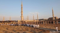 Baqi sebelumnya terletak cukup jauh dari masjid Nabawi. Karena di antara masjid Nabawi dengan Baqi masih diselingi oleh perkampungan. Tapi kemudian terjadi perluasan sehingga sekarang berdampingan antara masjid Nabawi.