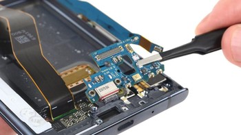 Di bagian bawah telepon, tidak ada yang baru, port USB-C dan mikrofon. USB-C ini disolder, bukan modular. Foto: ifixit