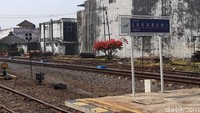 Jalur Cianjur-Ciranjang ialah lanjutan jalur kereta dari Sukabumi yang telah beroperasi lebih dulu.