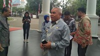 Isran nampak semringah melangkah menuju Istana Presiden.