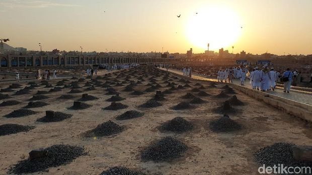 Jemaah haji yang tengah berada di Madinah berbondong-bondong ziarah ke Baqi, pemakaman tempat Usman bin Affan dan para sahabat Nabi dikuburkan.