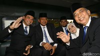 Anggota DPRD DKI dari Fraksi PAN yang naik angkot itu adalah Zita Anjani, Guruh Tirta Lunggana, Riano P Achmad, Oman Rohman Rakinda, Syahroni, Bambang Kusumanto, Farazandi Fidinansyah, Habib Muhamad Bin Salim Alatas, dan Lukmanul Hakim.