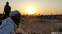 Banyak petugas keamanan yang berjaga di dalam area Baqi. Biasanya mereka meminta para peziarah untuk mempercepat langkahnya, tak boleh terlalu lama di satu titik agar antrean tidak menumpuk.
